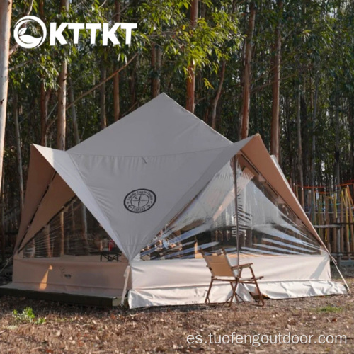 Carpa grande al aire libre con cuatro techos puntiagudos